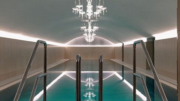 Schwimmbad im Spa mit modernen Elementen und Beleuchtung.