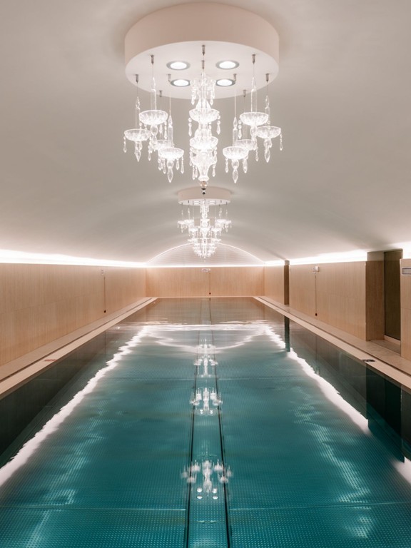 Kronleuchter hängen über dem längsten Hotelpool der Stadt Wien.