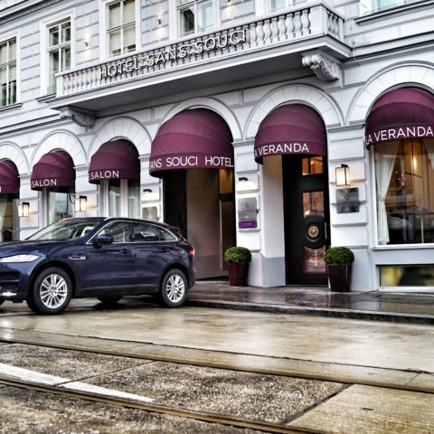 Jaguar vor dem Hotel Sans Souci Wien
