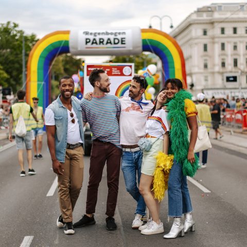 © WienTourismus  Paul Bauer   Bildtext  Schwule und lesbische Freunde auf der Regenbogenparade 50549